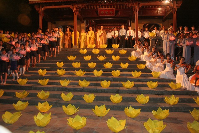 Lễ Thắp sáng 7 hoa sen trên sông Hương