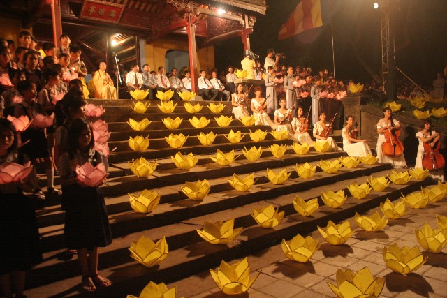 Lễ Thắp sáng 7 hoa sen trên sông Hương