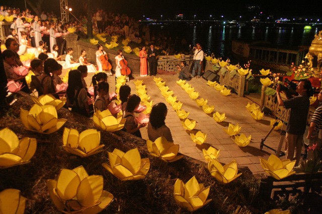 Lễ Thắp sáng 7 hoa sen trên sông Hương