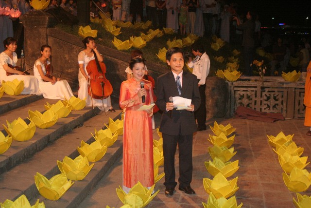 Lễ Thắp sáng 7 hoa sen trên sông Hương