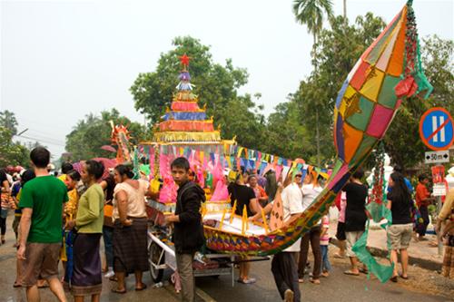 Đi rước lễ thành Luang