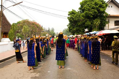 Đi rước lễ thành Luang