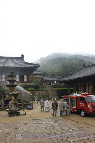 Chư Tăng Tổ đình Hải Ấn Tự, Hàn Quốc diễn tập xe cứu hỏa