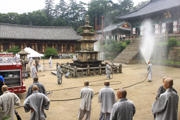 Chư Tăng Tổ đình Hải Ấn Tự, Hàn Quốc diễn tập xe cứu hỏa