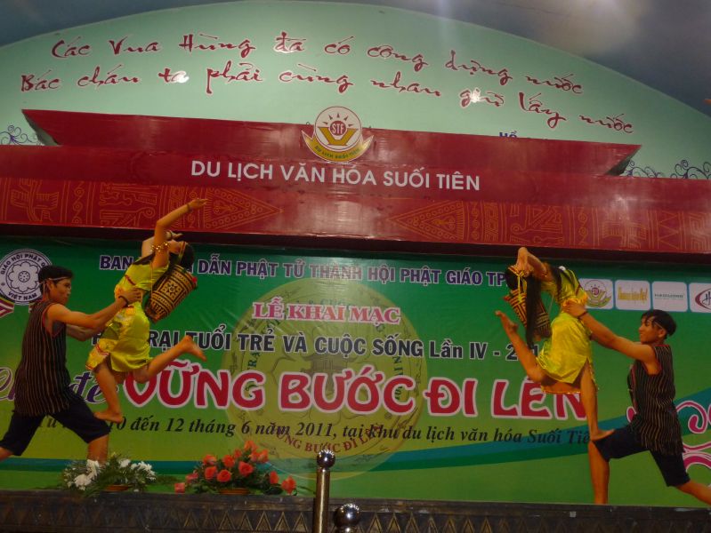 Hội trại Tuổi trẻ &amp; Cuộc sống lần IV: sôi nổi đêm tổng kết văn nghệ