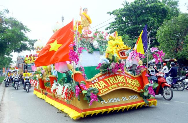 TP.HCM : PG Q.10 Kiệu hoa rước Phật giáng trần