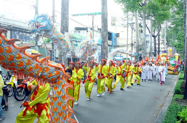 TP.HCM : PG Q.10 Kiệu hoa rước Phật giáng trần