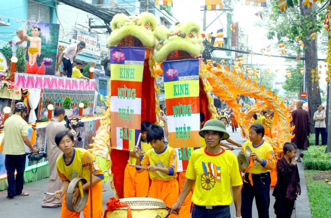 TP.HCM : PG Q.10 Kiệu hoa rước Phật giáng trần