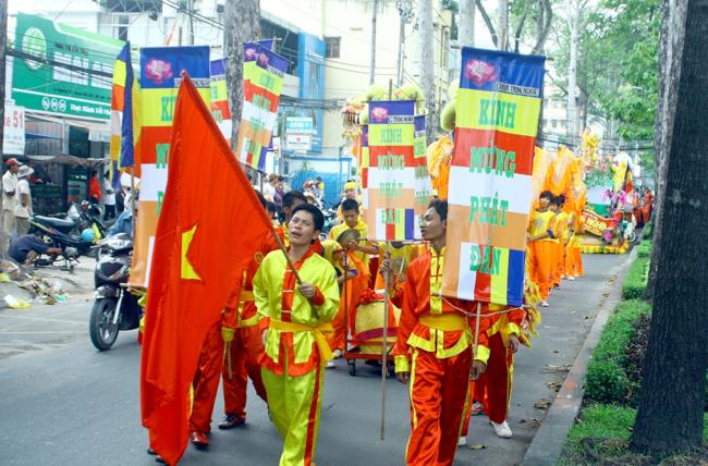 TP.HCM : PG Q.10 Kiệu hoa rước Phật giáng trần