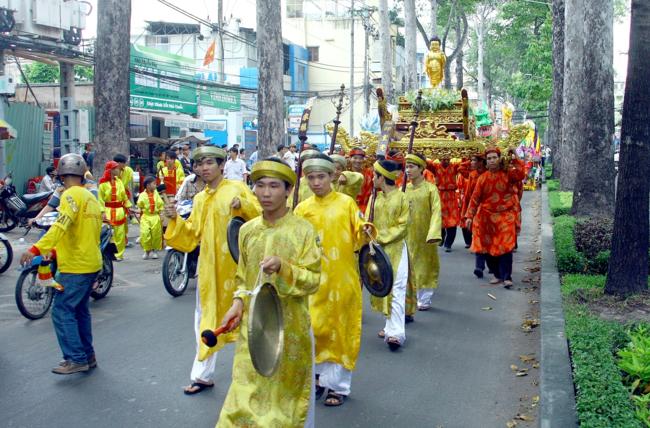 TP.HCM : PG Q.10 Kiệu hoa rước Phật giáng trần