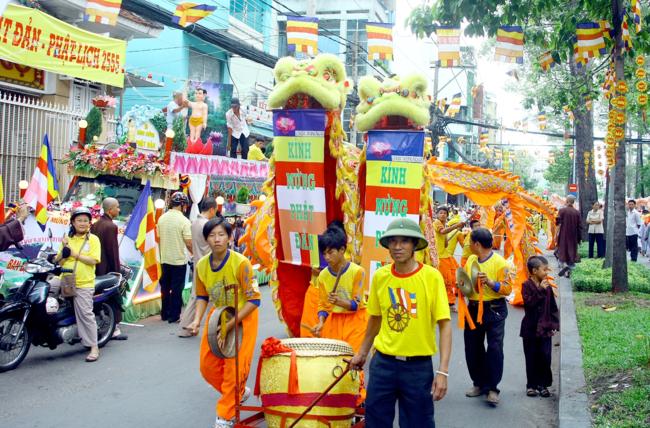 TP.HCM : PG Q.10 Kiệu hoa rước Phật giáng trần