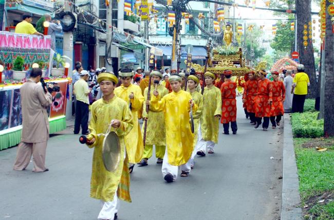 TP.HCM : PG Q.10 Kiệu hoa rước Phật giáng trần