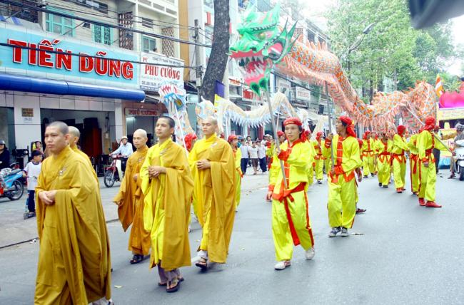 TP.HCM : PG Q.10 Kiệu hoa rước Phật giáng trần