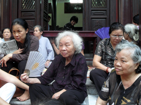 Hàng ngàn người chen chân ở chùa Phúc Khánh ngày lễ Vu Lan