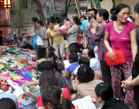 Hàng ngàn người chen chân ở chùa Phúc Khánh ngày lễ Vu Lan