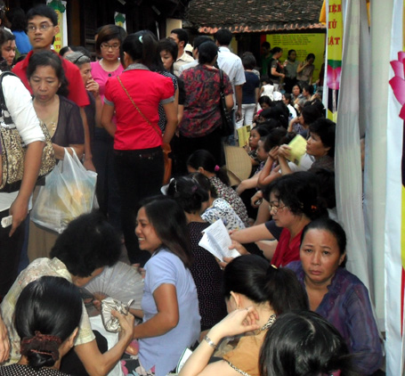 Hàng ngàn người chen chân ở chùa Phúc Khánh ngày lễ Vu Lan