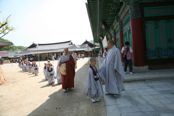 Các tiểu Hòa thượng về Tổ đình Thông Độ Hàn Quốc