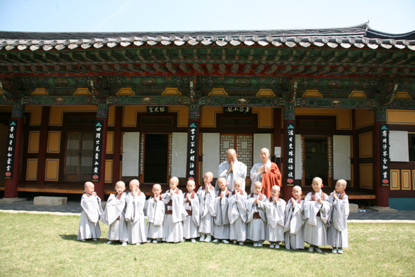 Các tiểu Hòa thượng về Tổ đình Thông Độ Hàn Quốc