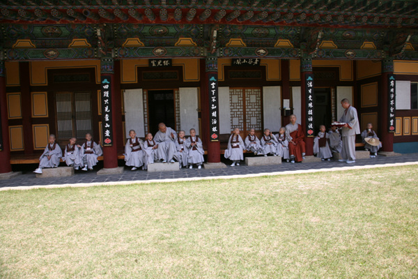 Các tiểu Hòa thượng về Tổ đình Thông Độ Hàn Quốc