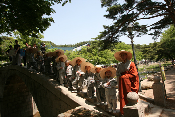 Các tiểu Hòa thượng về Tổ đình Thông Độ Hàn Quốc