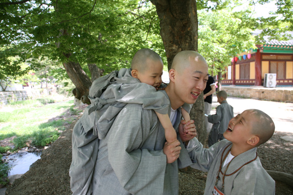 Các tiểu Hòa thượng về Tổ đình Thông Độ Hàn Quốc