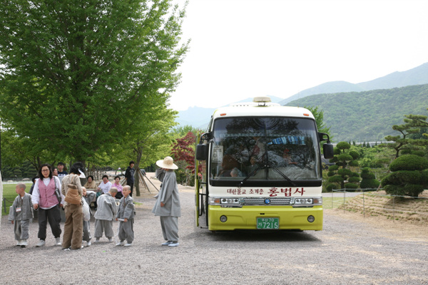 Các tiểu Hòa thượng về Tổ đình Thông Độ Hàn Quốc