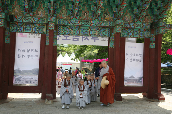 Các tiểu Hòa thượng về Tổ đình Thông Độ Hàn Quốc