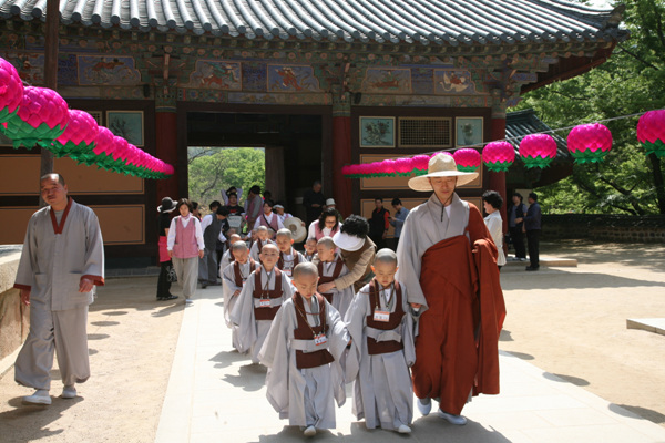 Các tiểu Hòa thượng về Tổ đình Thông Độ Hàn Quốc