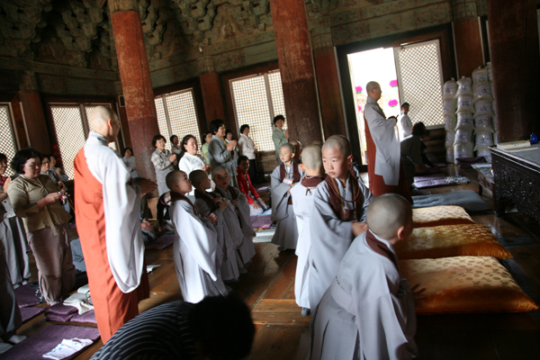 Các tiểu Hòa thượng về Tổ đình Thông Độ Hàn Quốc