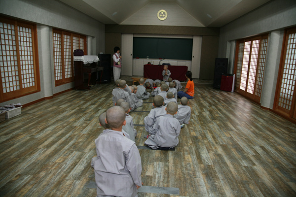 Tiểu Tí hon Hoằng Pháp Tự  -  Sinh hoạt mùa Phật Đản Hàn Quốc