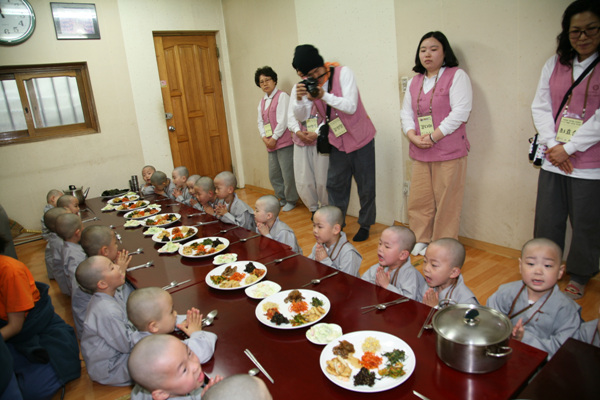 Tiểu Tí hon Hoằng Pháp Tự  -  Sinh hoạt mùa Phật Đản Hàn Quốc