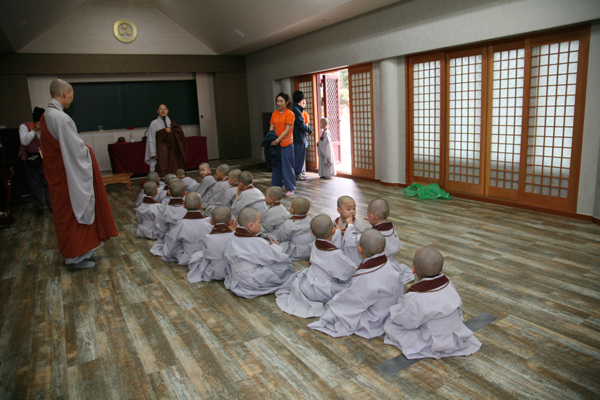 Tiểu Tí hon Hoằng Pháp Tự  -  Sinh hoạt mùa Phật Đản Hàn Quốc