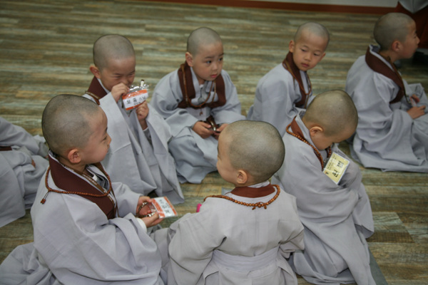 Tiểu Tí hon Hoằng Pháp Tự  -  Sinh hoạt mùa Phật Đản Hàn Quốc