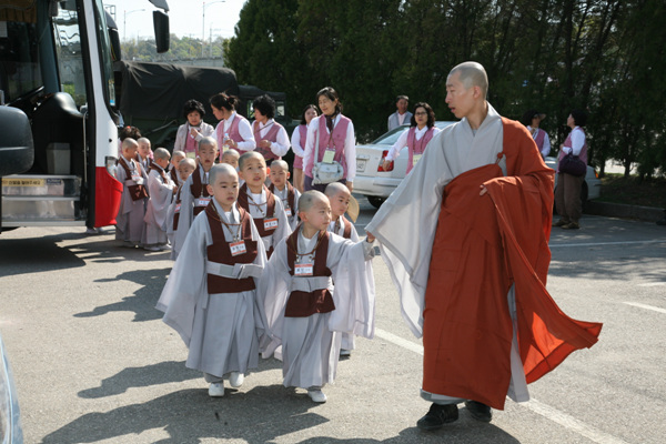Tiểu Tí hon Hoằng Pháp Tự  -  Sinh hoạt mùa Phật Đản Hàn Quốc