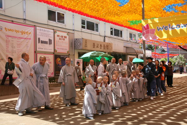 Tiểu Tí hon Hoằng Pháp Tự  -  Sinh hoạt mùa Phật Đản Hàn Quốc