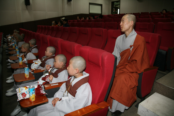 Tiểu Tí hon Hoằng Pháp Tự  -  Sinh hoạt mùa Phật Đản Hàn Quốc