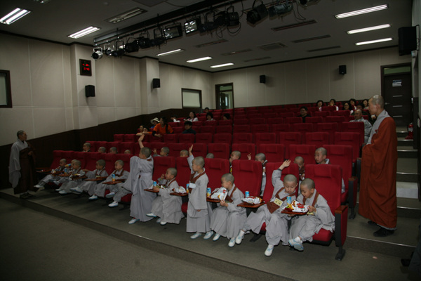 Tiểu Tí hon Hoằng Pháp Tự  -  Sinh hoạt mùa Phật Đản Hàn Quốc