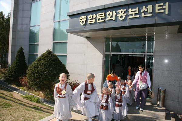 Tiểu Tí hon Hoằng Pháp Tự  -  Sinh hoạt mùa Phật Đản Hàn Quốc