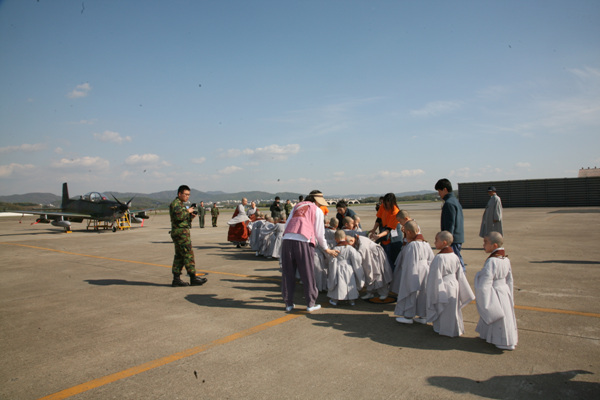 Tiểu Tí hon Hoằng Pháp Tự  -  Sinh hoạt mùa Phật Đản Hàn Quốc