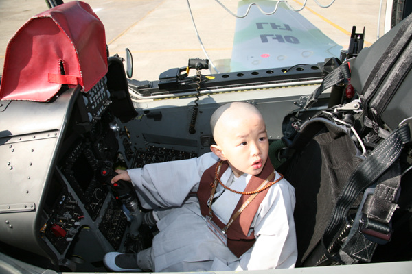 Tiểu Tí hon Hoằng Pháp Tự  -  Sinh hoạt mùa Phật Đản Hàn Quốc