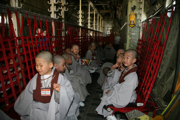 Tiểu Tí hon Hoằng Pháp Tự  -  Sinh hoạt mùa Phật Đản Hàn Quốc