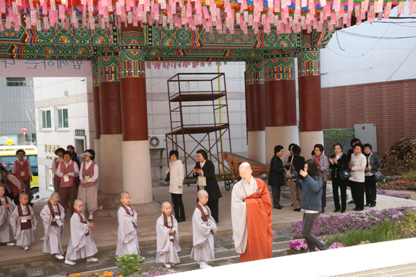 Tiểu Tí hon Hoằng Pháp Tự  -  Sinh hoạt mùa Phật Đản Hàn Quốc