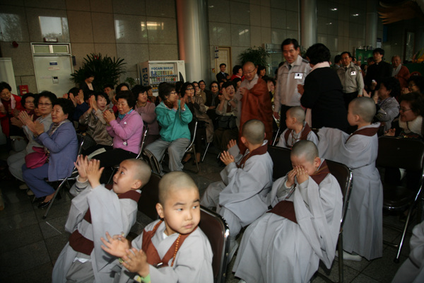 Tiểu Tí hon Hoằng Pháp Tự  -  Sinh hoạt mùa Phật Đản Hàn Quốc