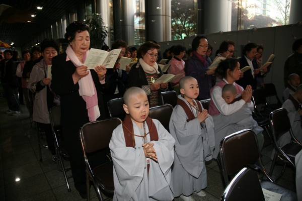 Tiểu Tí hon Hoằng Pháp Tự  -  Sinh hoạt mùa Phật Đản Hàn Quốc