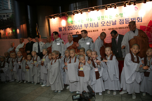 Tiểu Tí hon Hoằng Pháp Tự  -  Sinh hoạt mùa Phật Đản Hàn Quốc