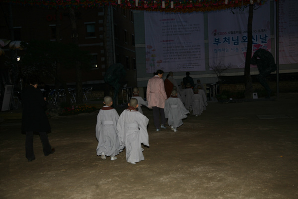 Tiểu Tí hon Hoằng Pháp Tự  -  Sinh hoạt mùa Phật Đản Hàn Quốc