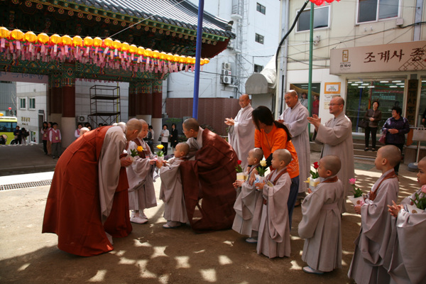Tiểu Tí hon Hoằng Pháp Tự  -  Sinh hoạt mùa Phật Đản Hàn Quốc