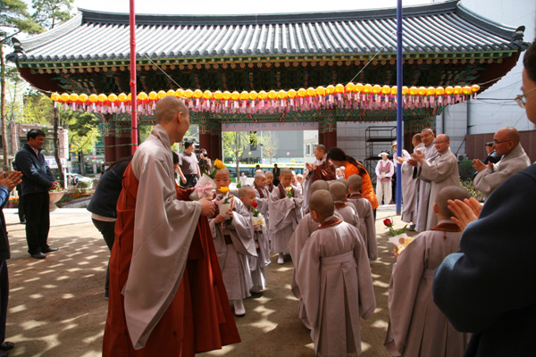 Tiểu Tí hon Hoằng Pháp Tự  -  Sinh hoạt mùa Phật Đản Hàn Quốc