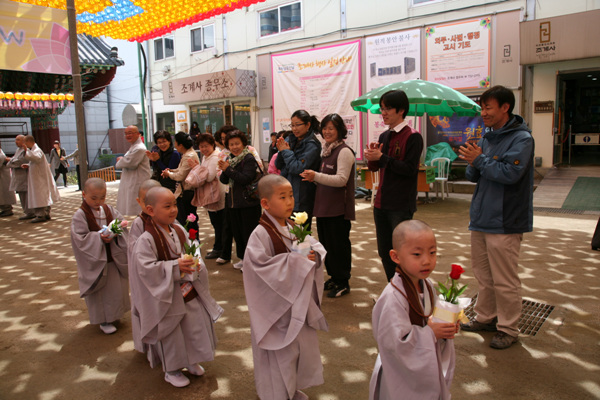 Tiểu Tí hon Hoằng Pháp Tự  -  Sinh hoạt mùa Phật Đản Hàn Quốc