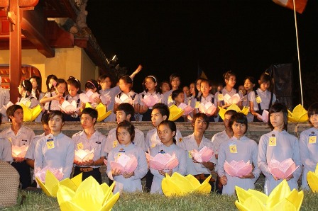 Lễ Thắp sáng 7 hoa sen trên sông Hương